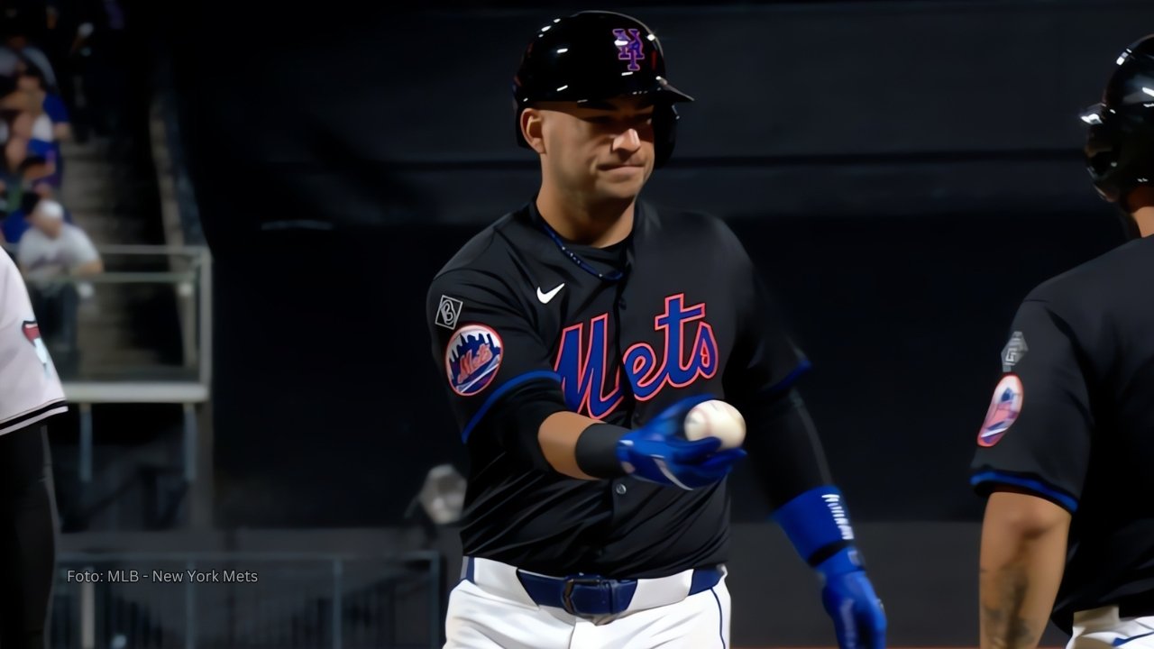 Jose Iglesias apunta a romper record cubano en MLB Jose Iglesias en primera devolviendo una pelota tras conecta hit