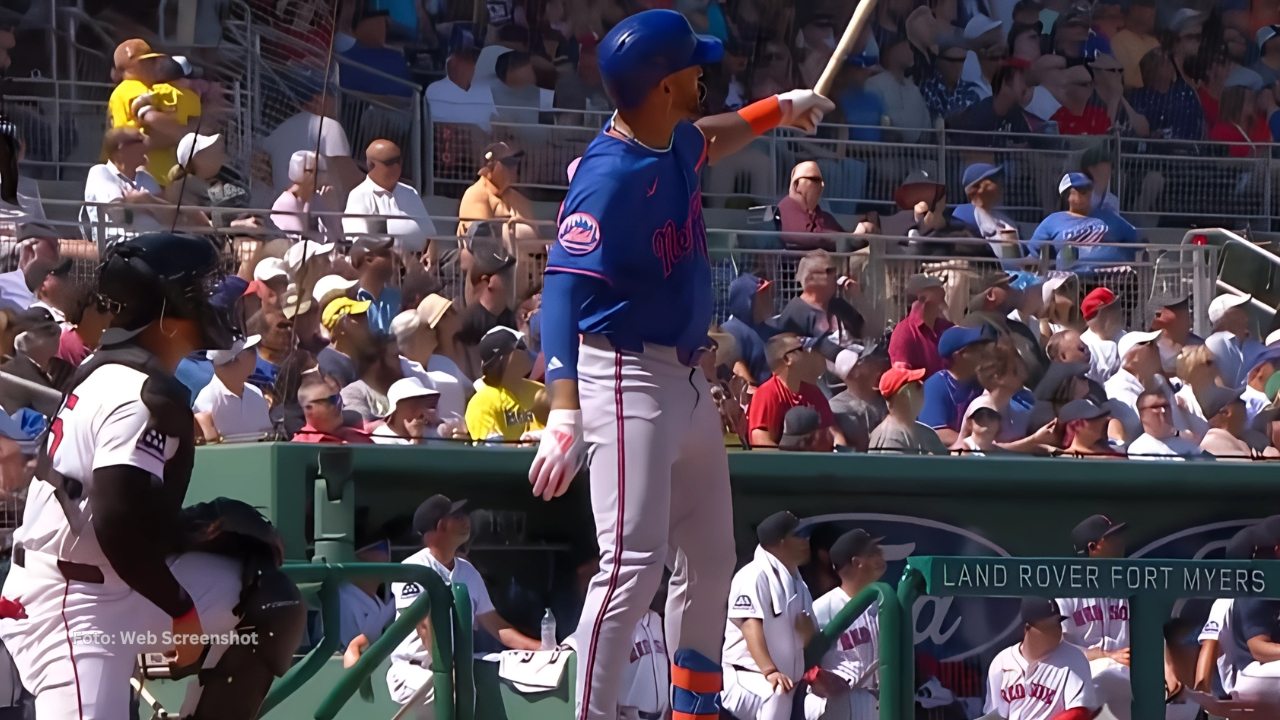 Jose Siri parado en el home plate observando su cuadrangular