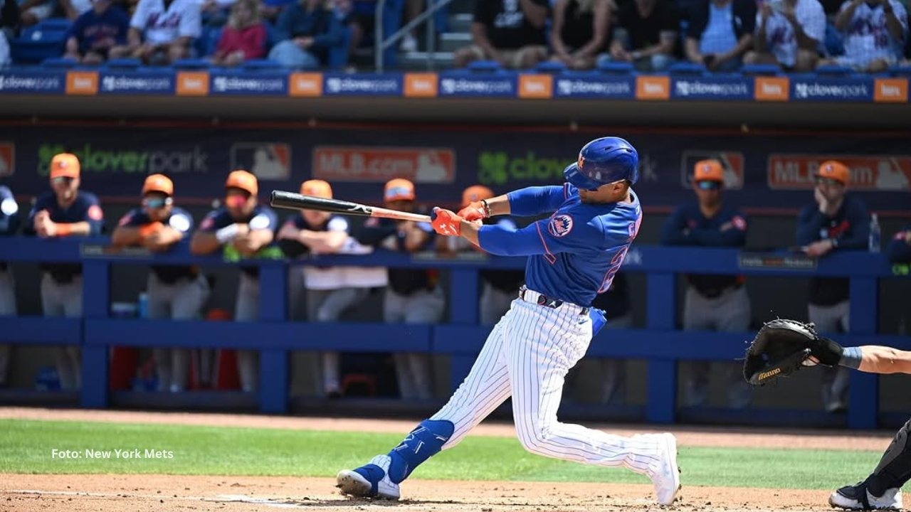 Juan Soto conectando un extrabase con New York Mets