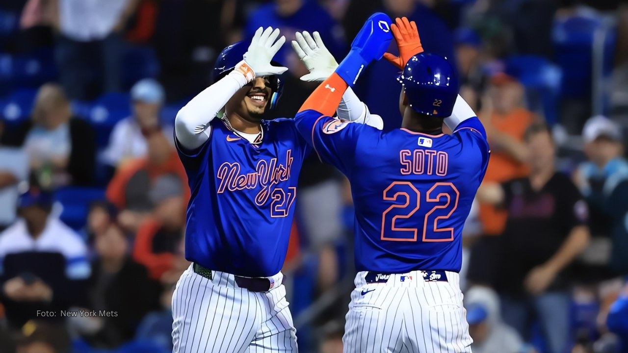 Juan Soto celebrando con Mark Vientos un cuadrangular