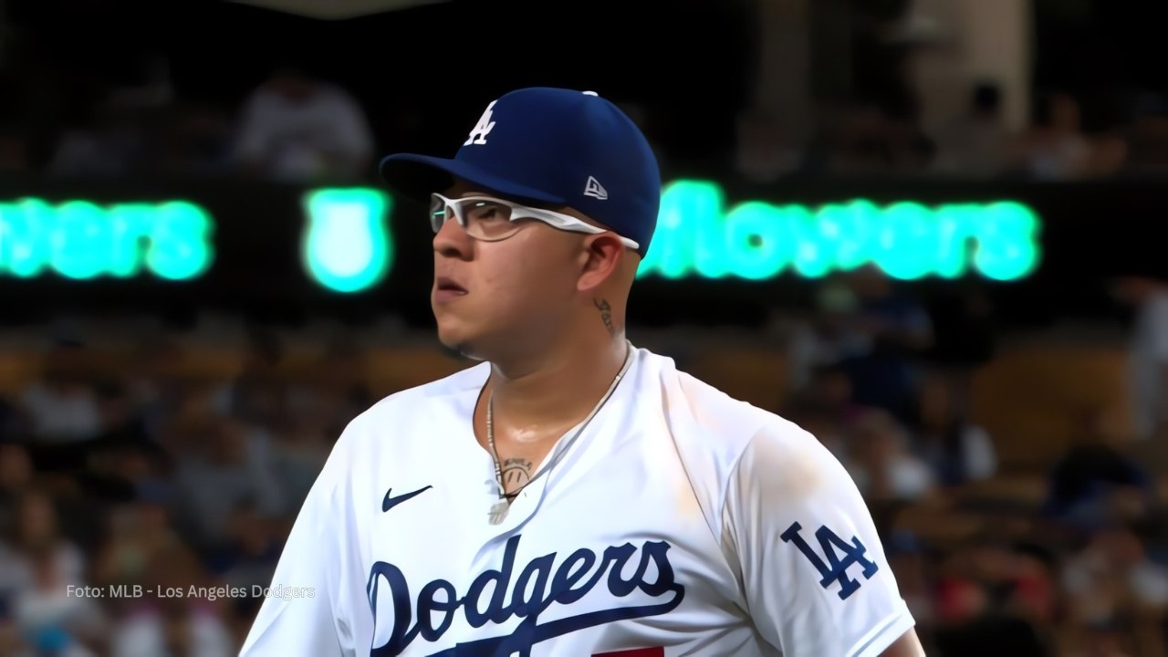 Julio Urias con el uniforme de Los Angeles Dodgers