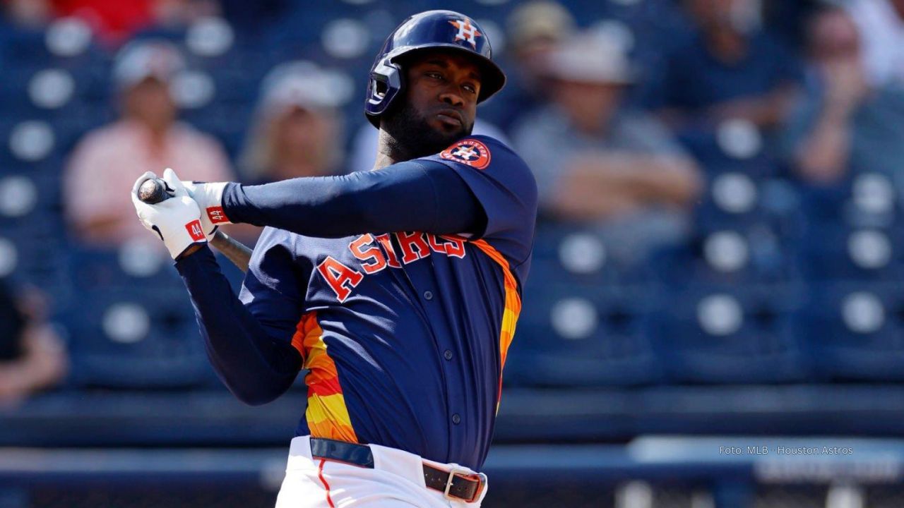 Yordan Alvarez con uniforme de Houston Astros