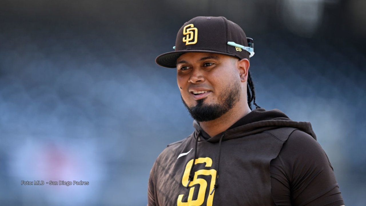 Luis Arráez con el uniforme de San Diego Padres