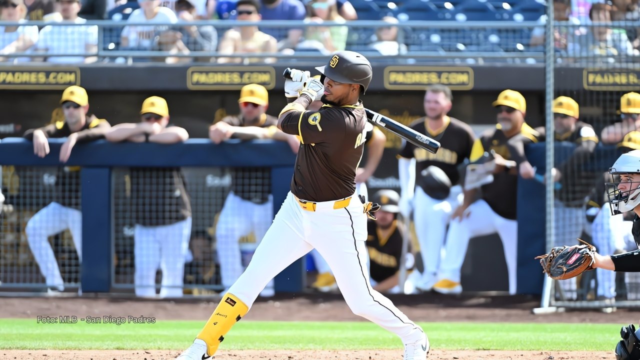 Luis Arráez bateando con San Diego Padres en el Spring Training