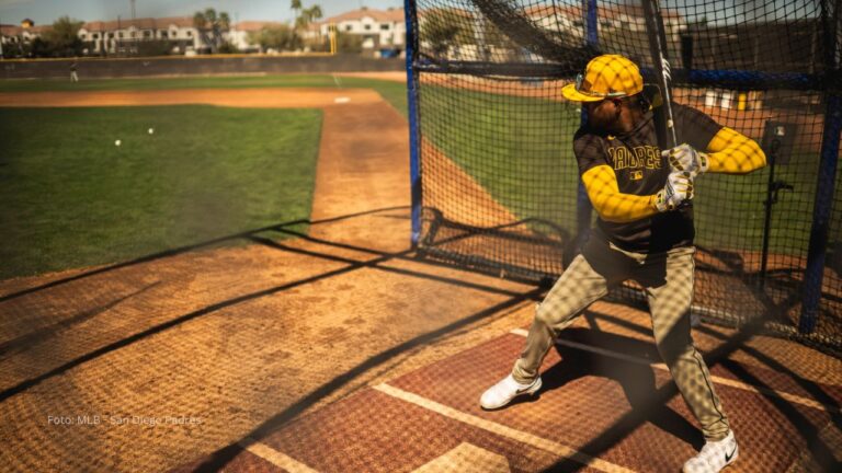 Luis Arráez haciendo swing completo con Padres