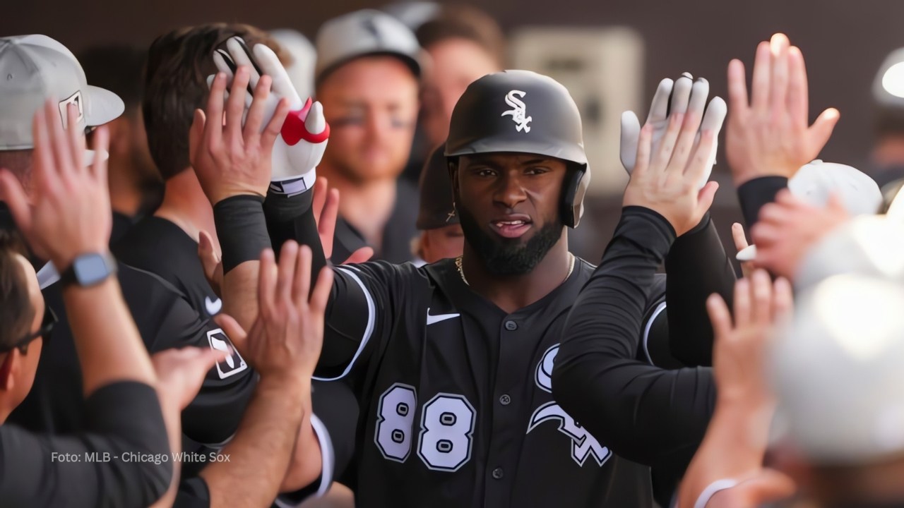 Luis Robert Jr. celebra una carrera en el dugout de Chicago White Sox. Cubanos en MLB