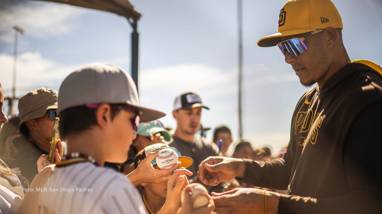 Manny Machado autografiando pelotas con San Diego Padres