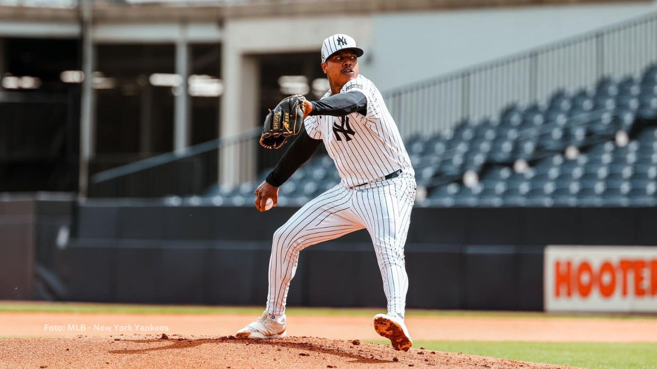 Marcus Stroman lanzando con Yankees