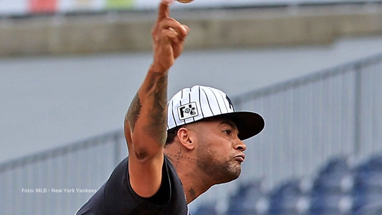 Luis Gil con el uniforme de New York Yankees