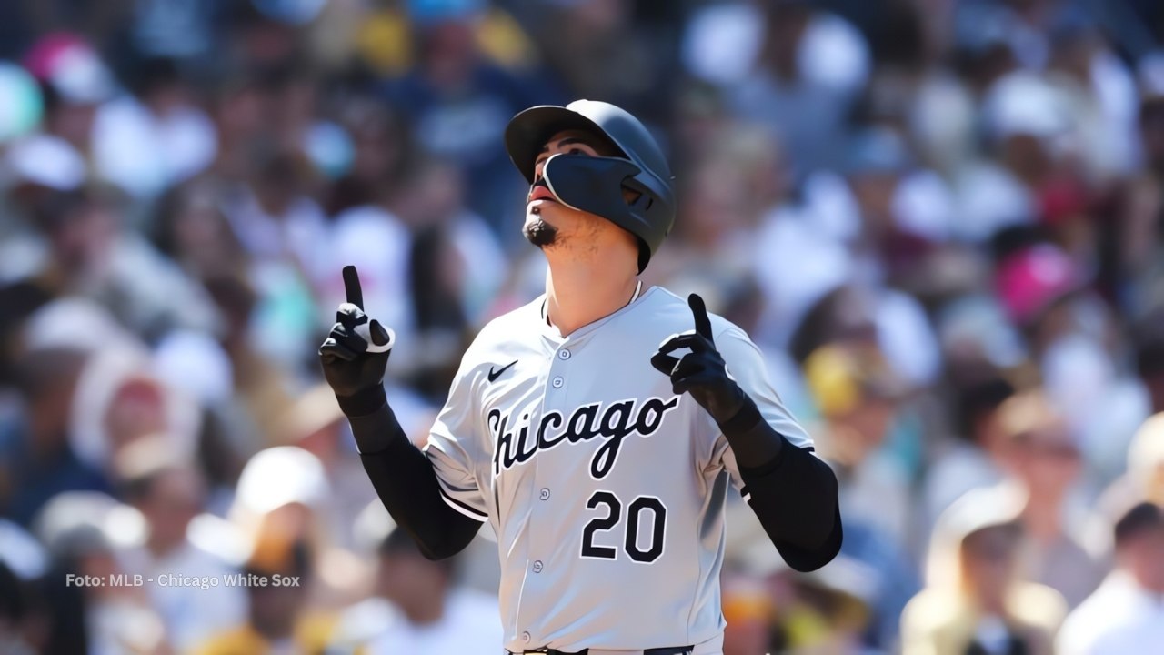 Miguel Vargas señalando al cielo tras jonrón con Chicago White Sox