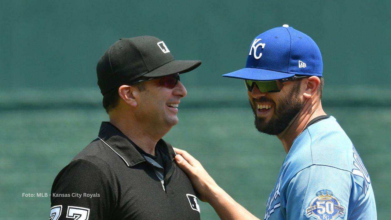 Mike Moustakas con el uniforme de Kansas City Royals