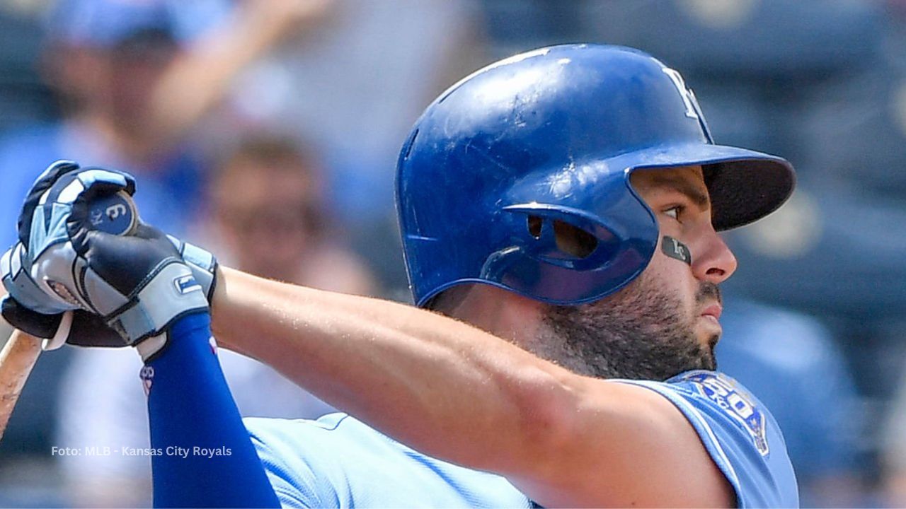 Mike Moustakas con el uniforme de Kansas City Royals