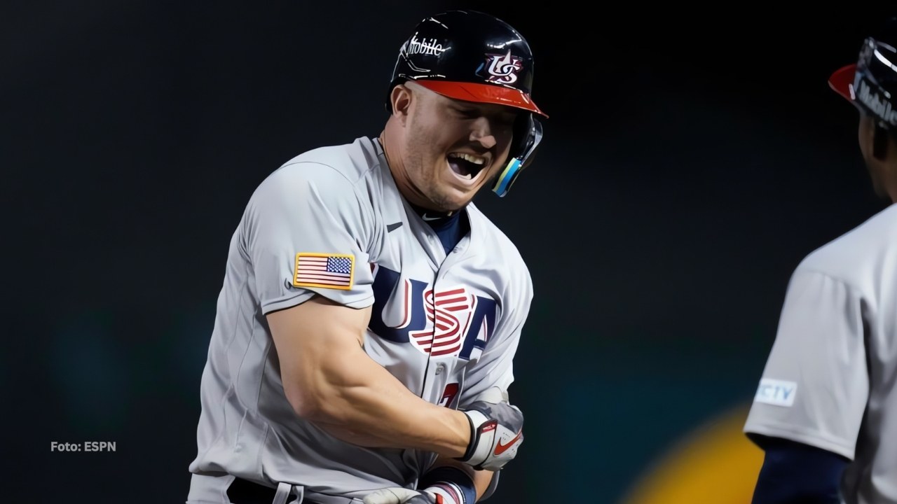 Mike Trout celebrando un cuadrangular con el Team Usa