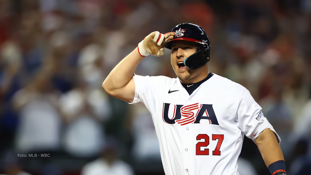 Mike Trout gritando con el equipo de Estados Unidos en el WBC