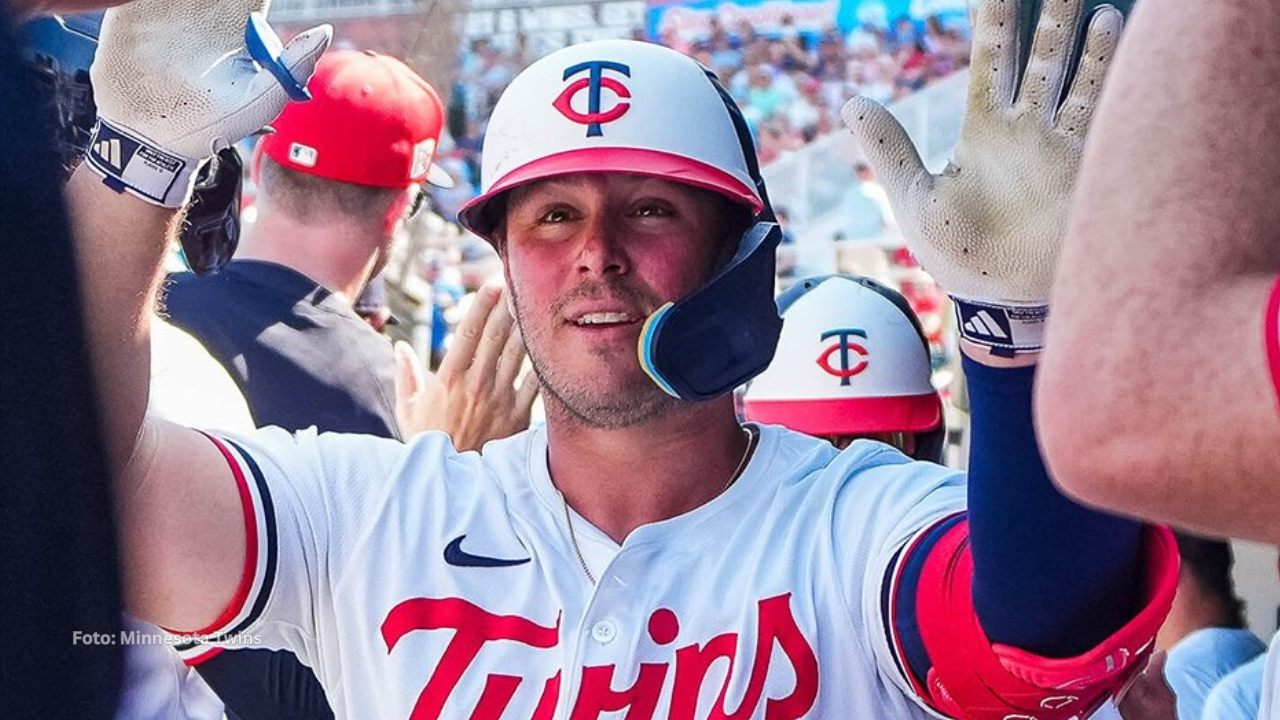 Ty France celebrando en el dugout de Minnesota Twins