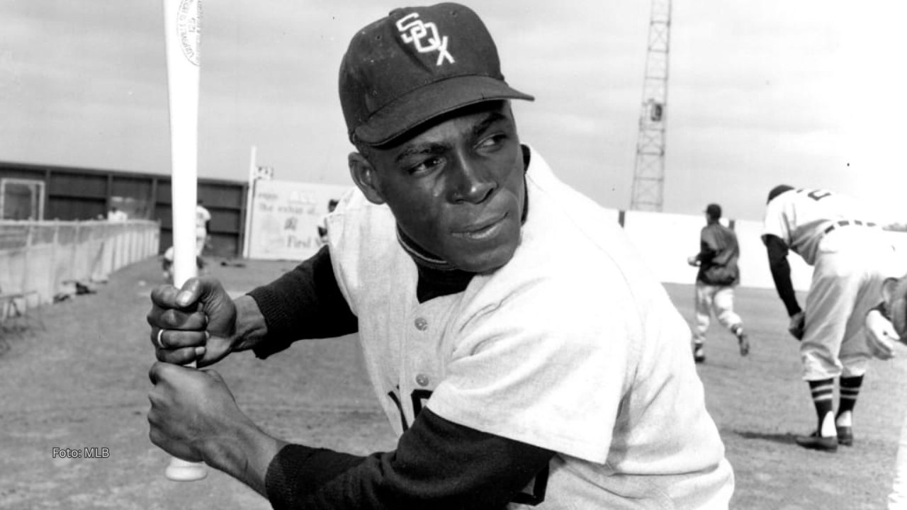 Minnie Miñoso en una practica con Chicago White Sox