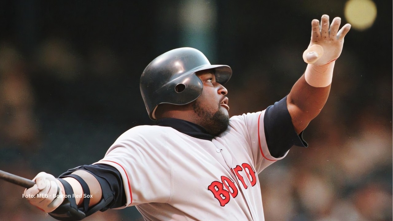 Mo Vaughn bateando con Boston Red Sox