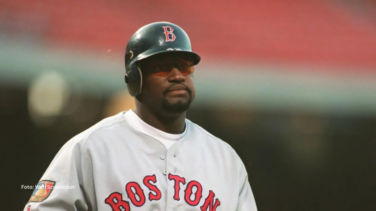 Mo Vaughn en un juego con Boston Red Sox