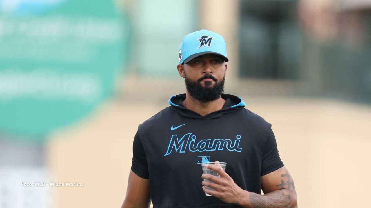 Sandy Alcántara riéndose con el uniforme de Miami Marlins. New York Mets