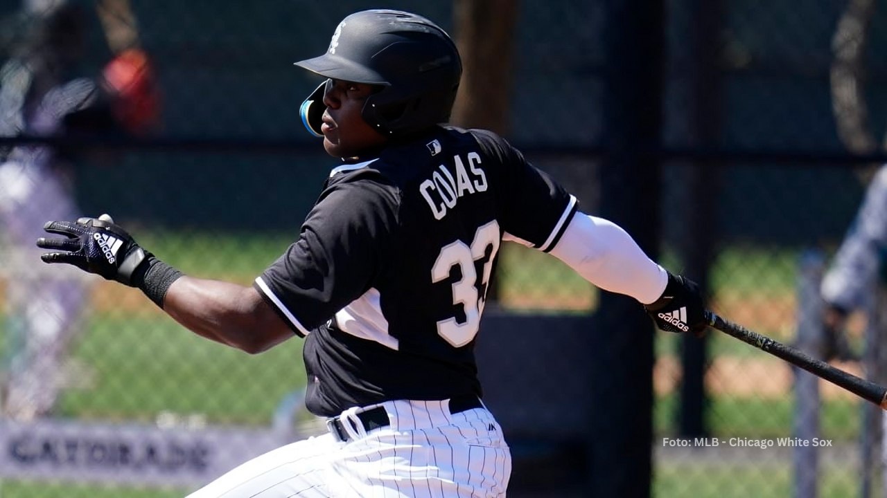 Oscar Colás bateando con Chicago White Sox