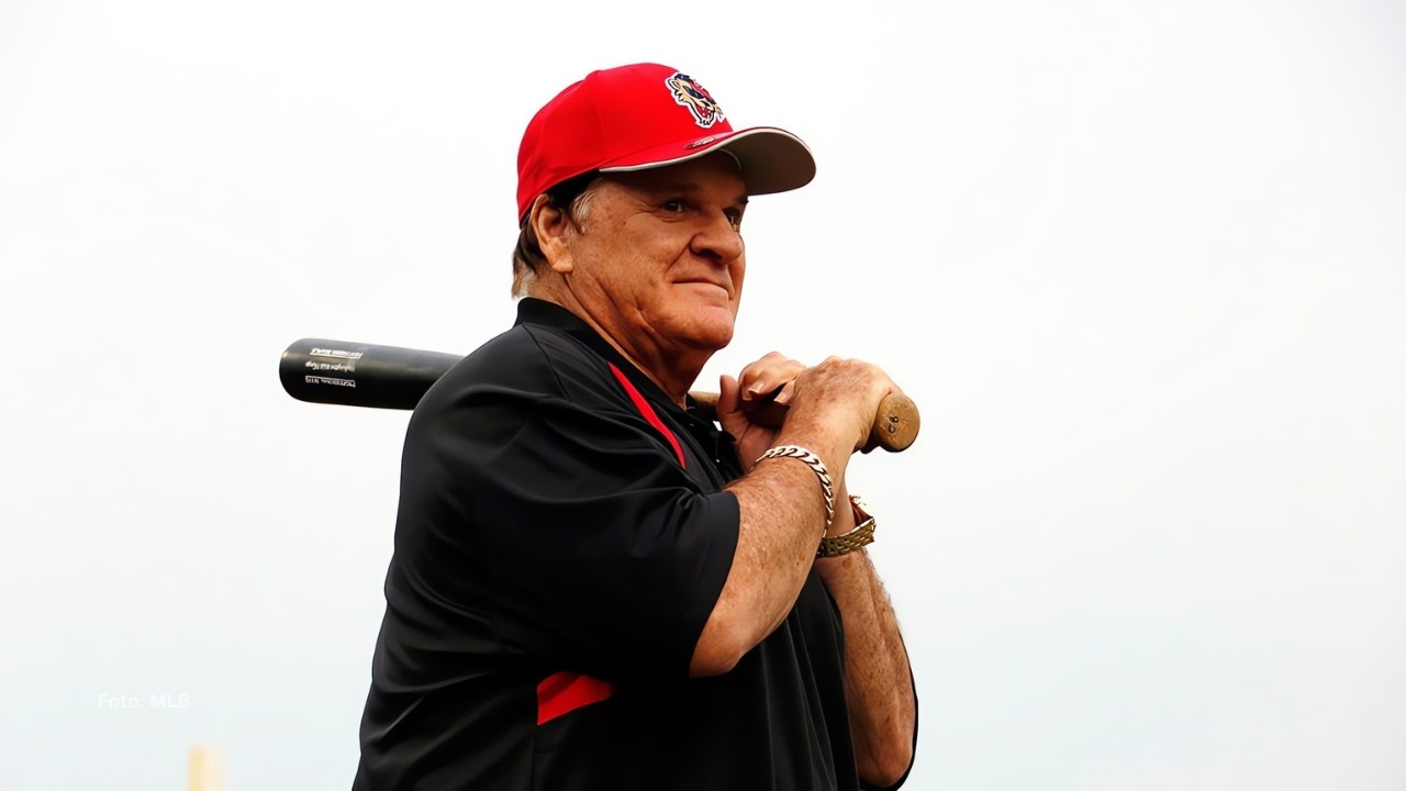 Pete Rose posando con un bate