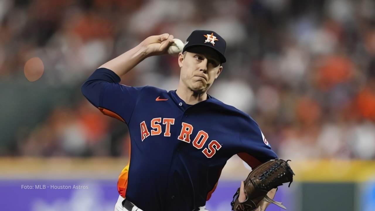 Phil Maton lanzando con el conjunto de Houston Astros