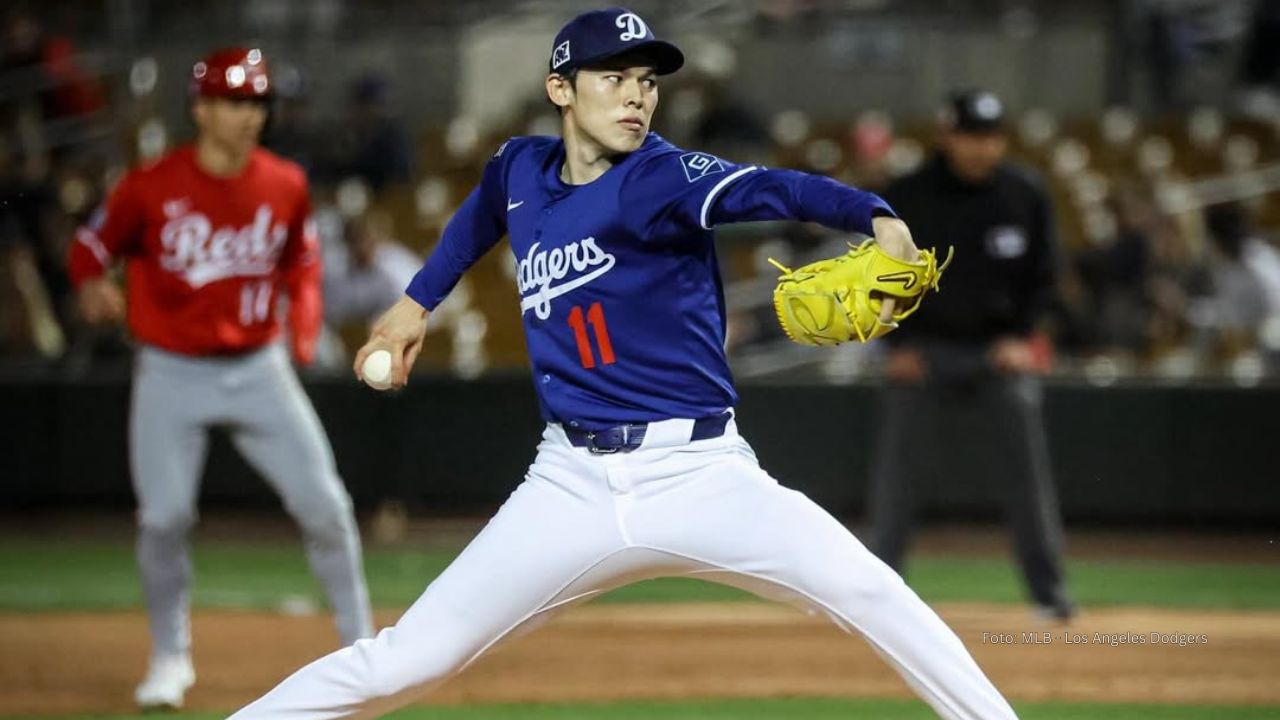 Roki Sasaki lanzando con Los Angeles Dodgers