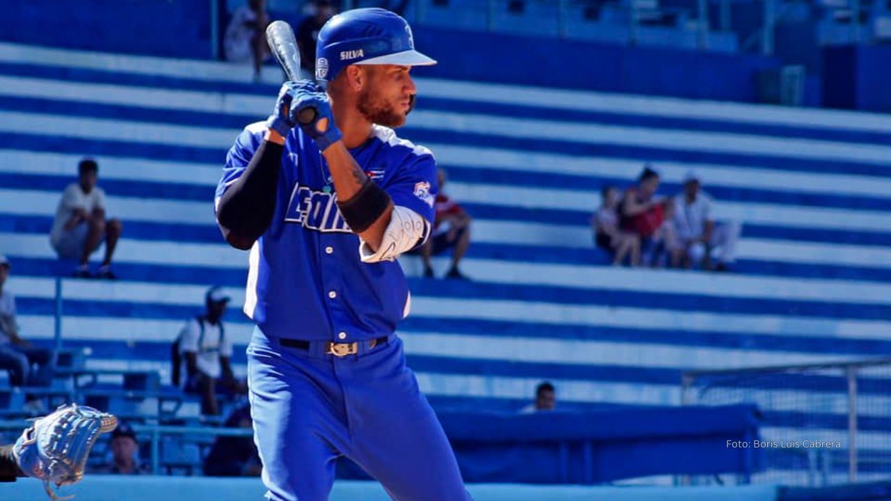 Prensa deportiva cubana se queja de salida de peloteros