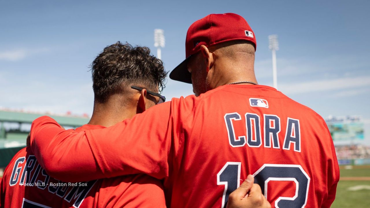 Alex Cora en el dugout de Boston