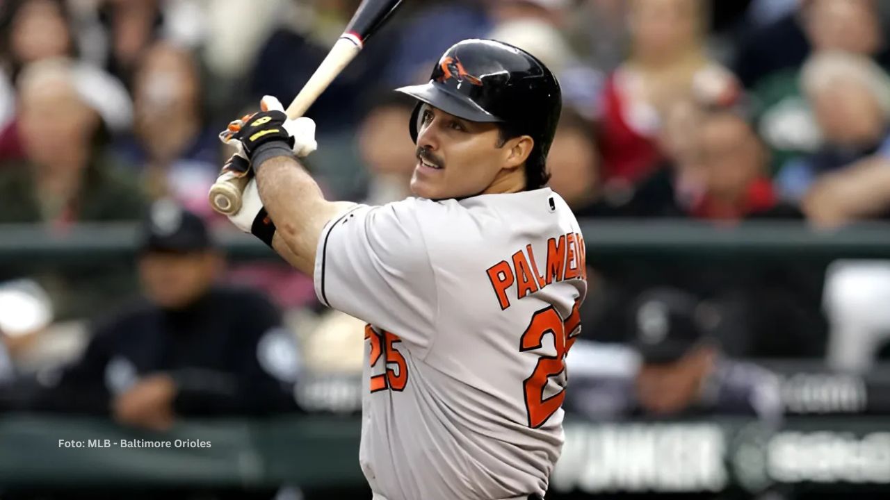 Rafael Palmeiro con el uniforme de Baltimore Orioles