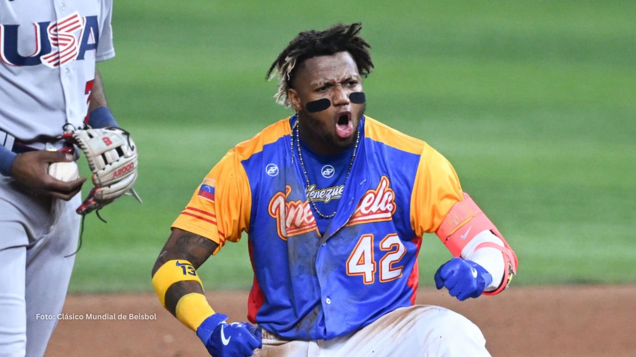 Ronald Acuña Jr con el uniforme de Venezuela en el Clásico Mundial