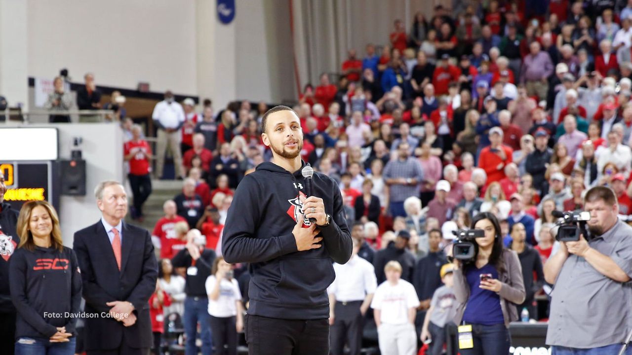 Stephen Curry homenajeado en la NCAA.