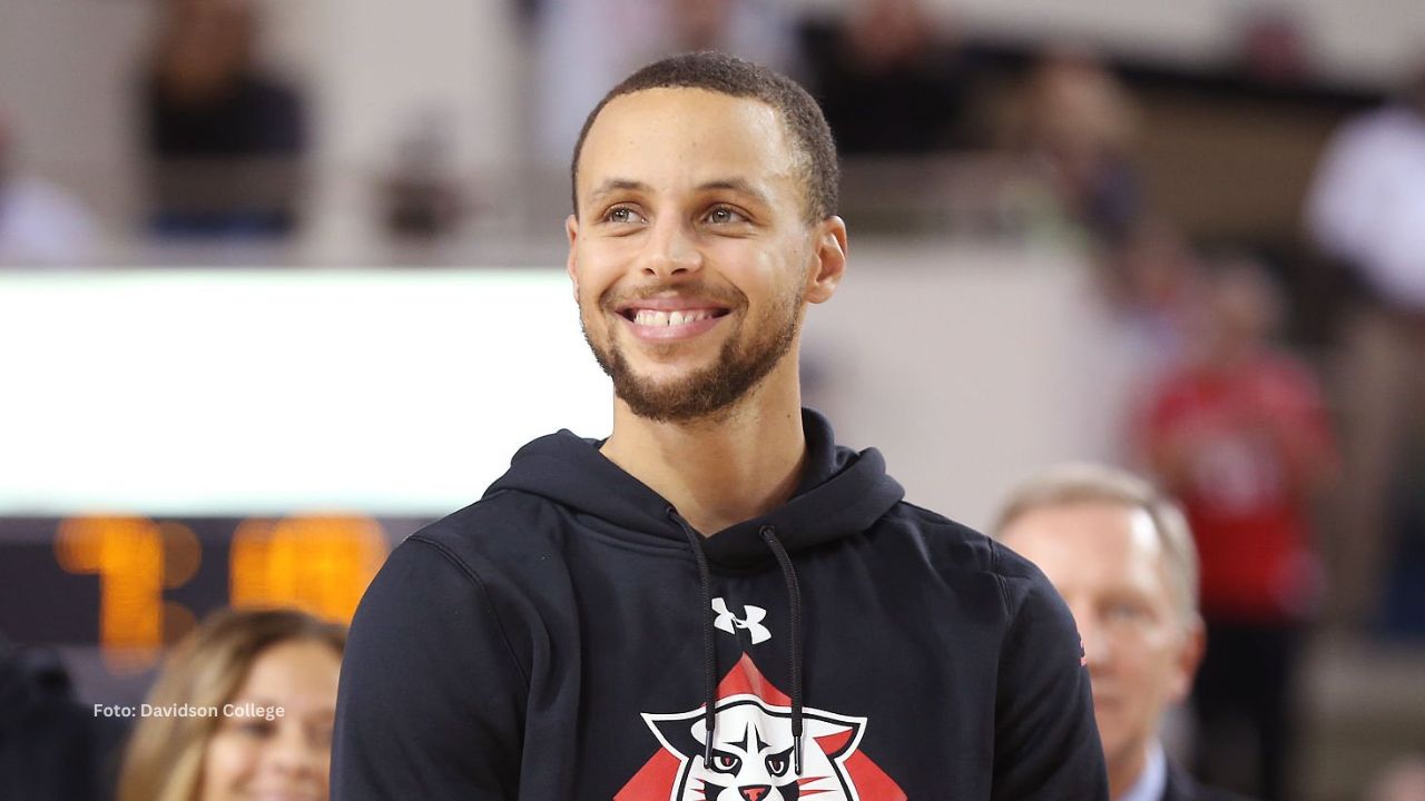 Stephen Curry homenajeado en la NCAA.