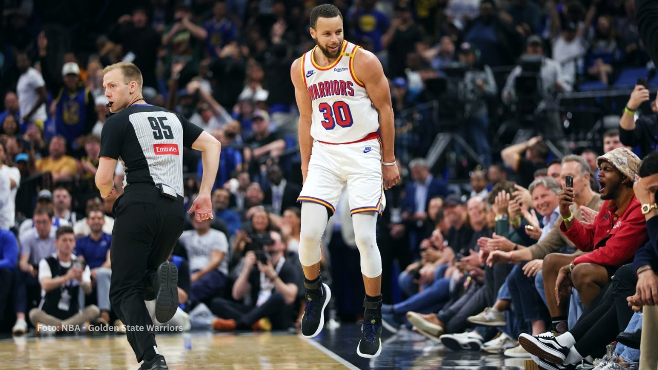 Stephen Curry celebrando una anotación