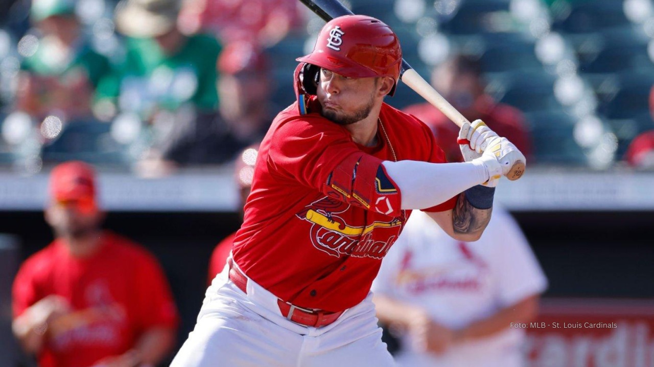 Cesar Prieto bateando con St. Louis Cardinals.