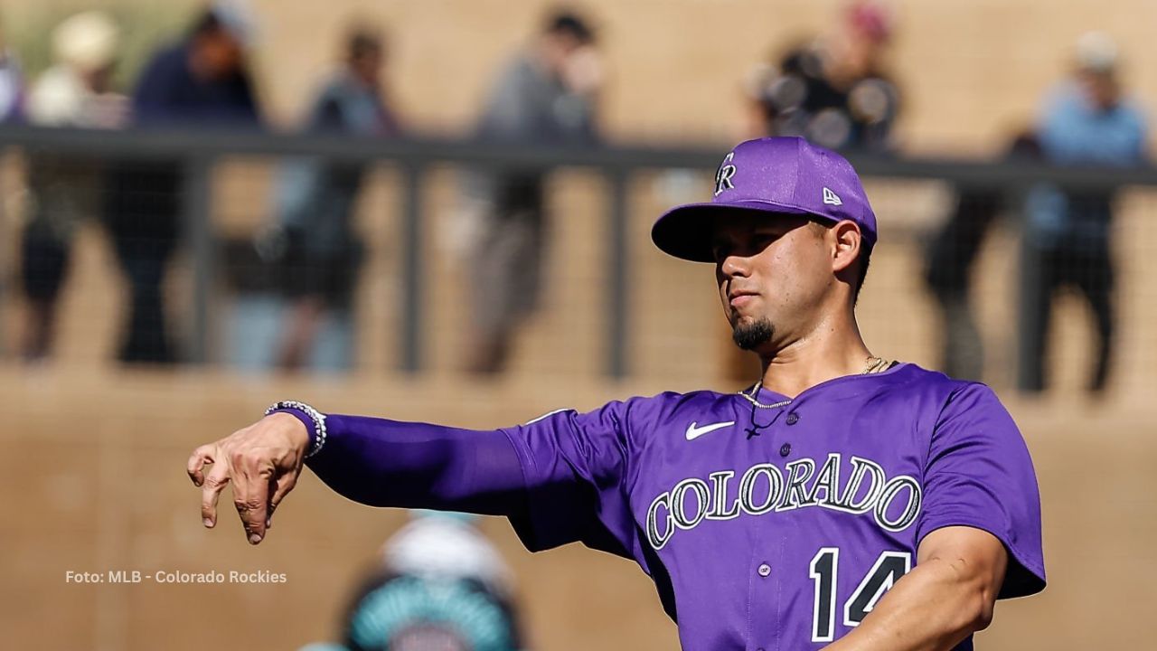 Ezequiel Tovas con el uniforme de Colorado Rockies