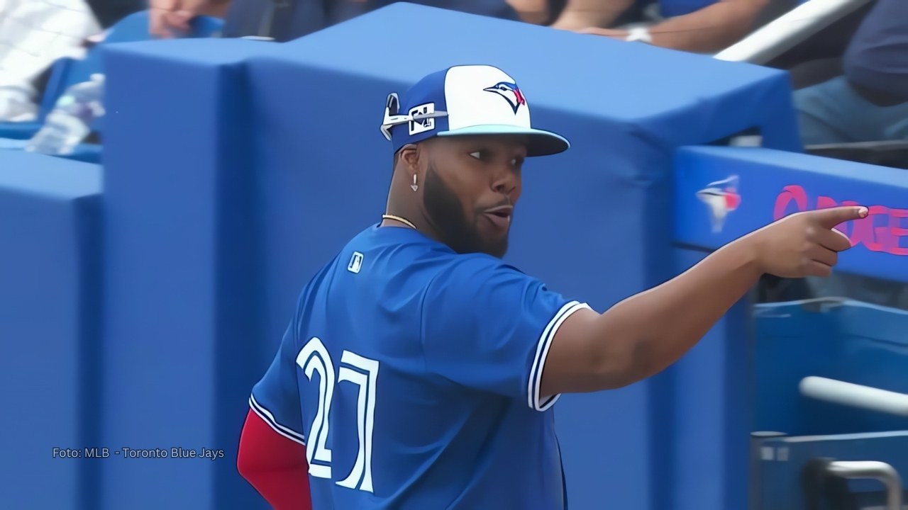 Vladimir Guerrero celebra el triunfo de Toronto Blue Jays