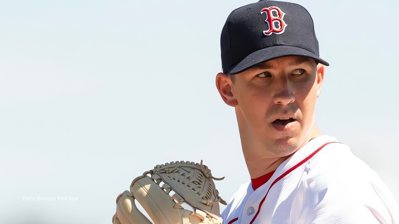 Walker Buehler lanzando con Boston Red Sox