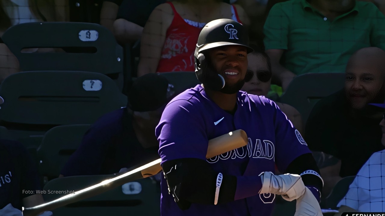 Yanquiel Fernandez tomando un turno con Colorado Rockies en el Spring Training