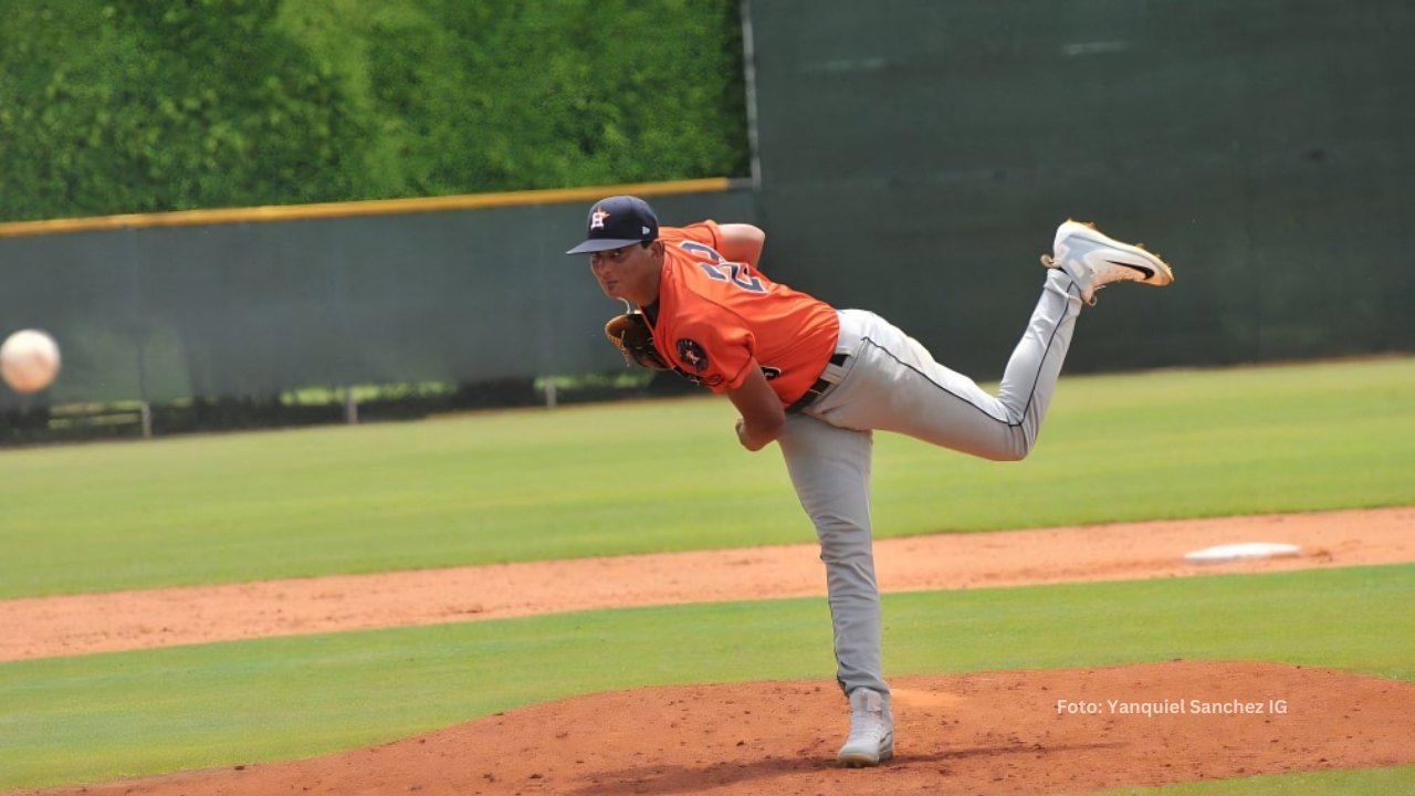 Yanquiel Sanchez lanzando con el uniforme de Houston Astros