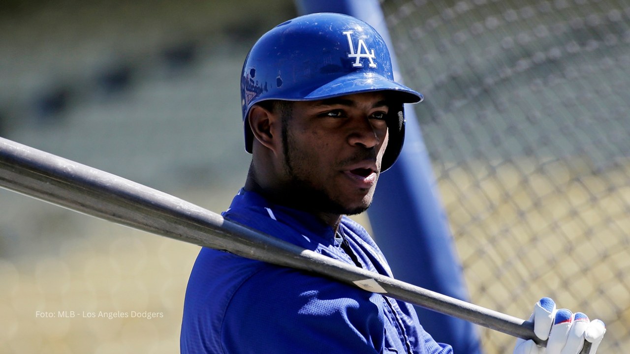 Yasiel Puig con el uniforme de Los Angeles Dodgers