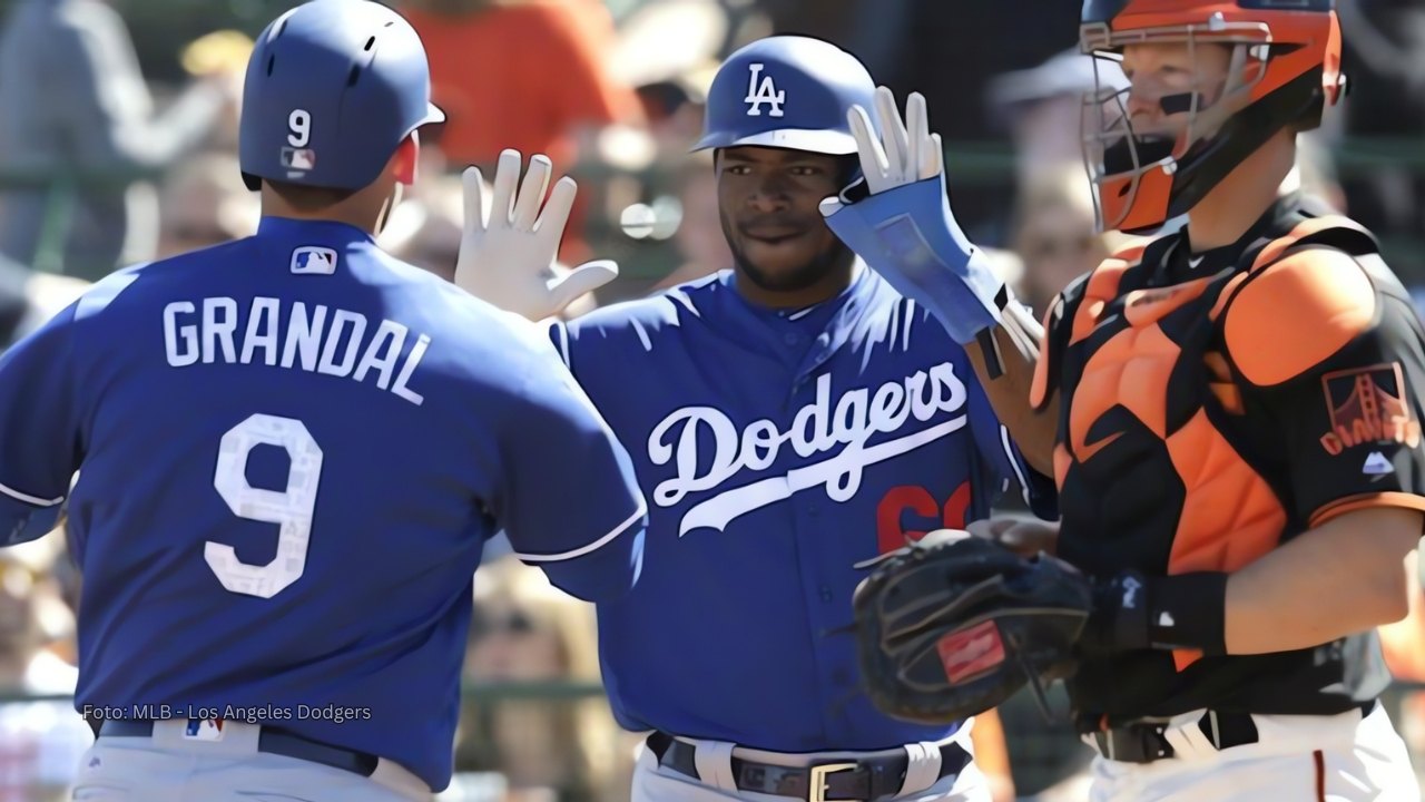 Yasiel Puig celebra un cuadrangular con Yasmani Grandal