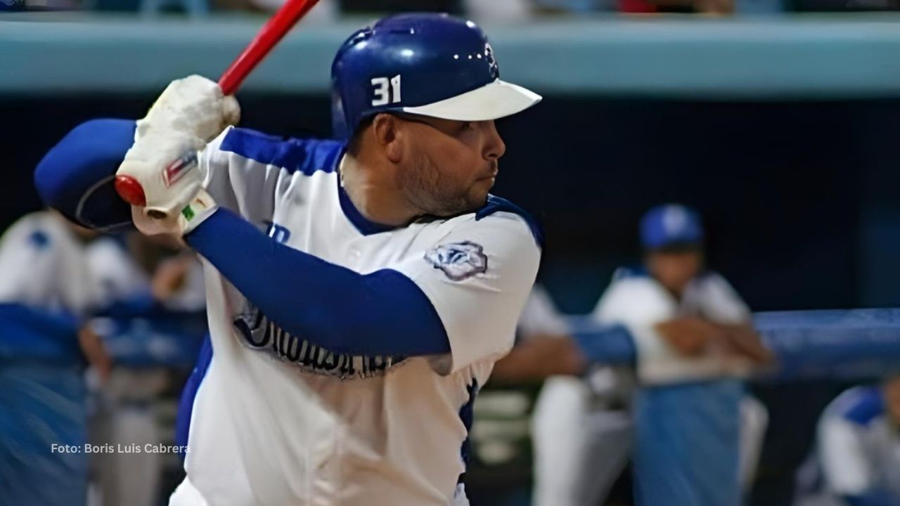 Yasmany Tomás con el uniforme de Industriales de La Habana