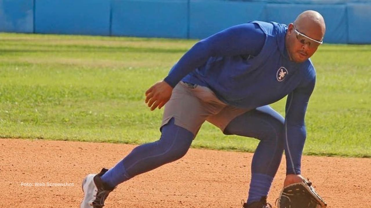 Yasmany Tomás con el uniforme de Industriales de La Habana