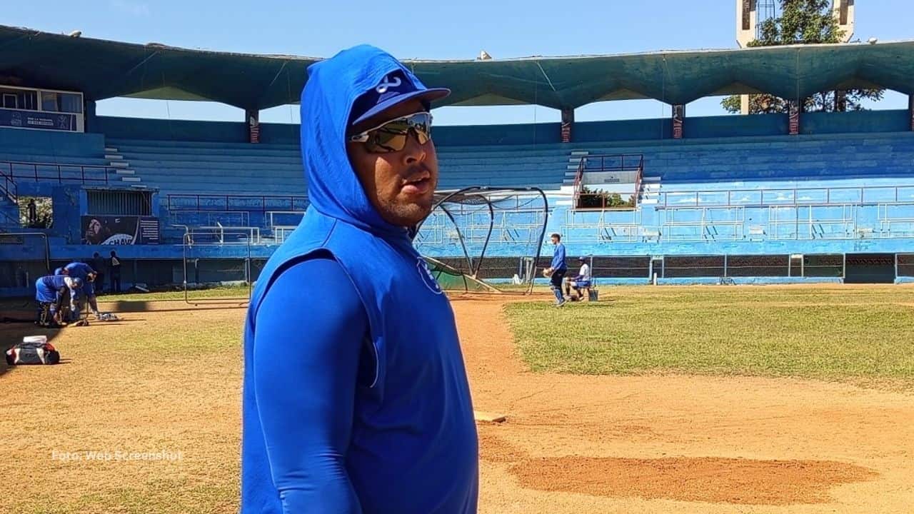 Yasmany Tomás con el uniforme de Industriales de La Habana