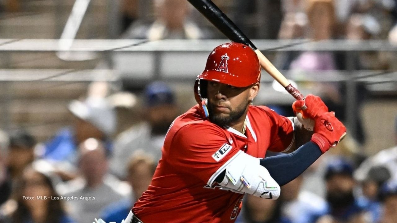 Yoan Moncada tomando un turno con Los Angeles Angels