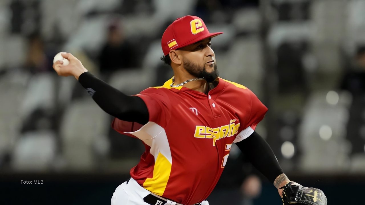 Yoanner Negrín lanzando con el conjunto de España