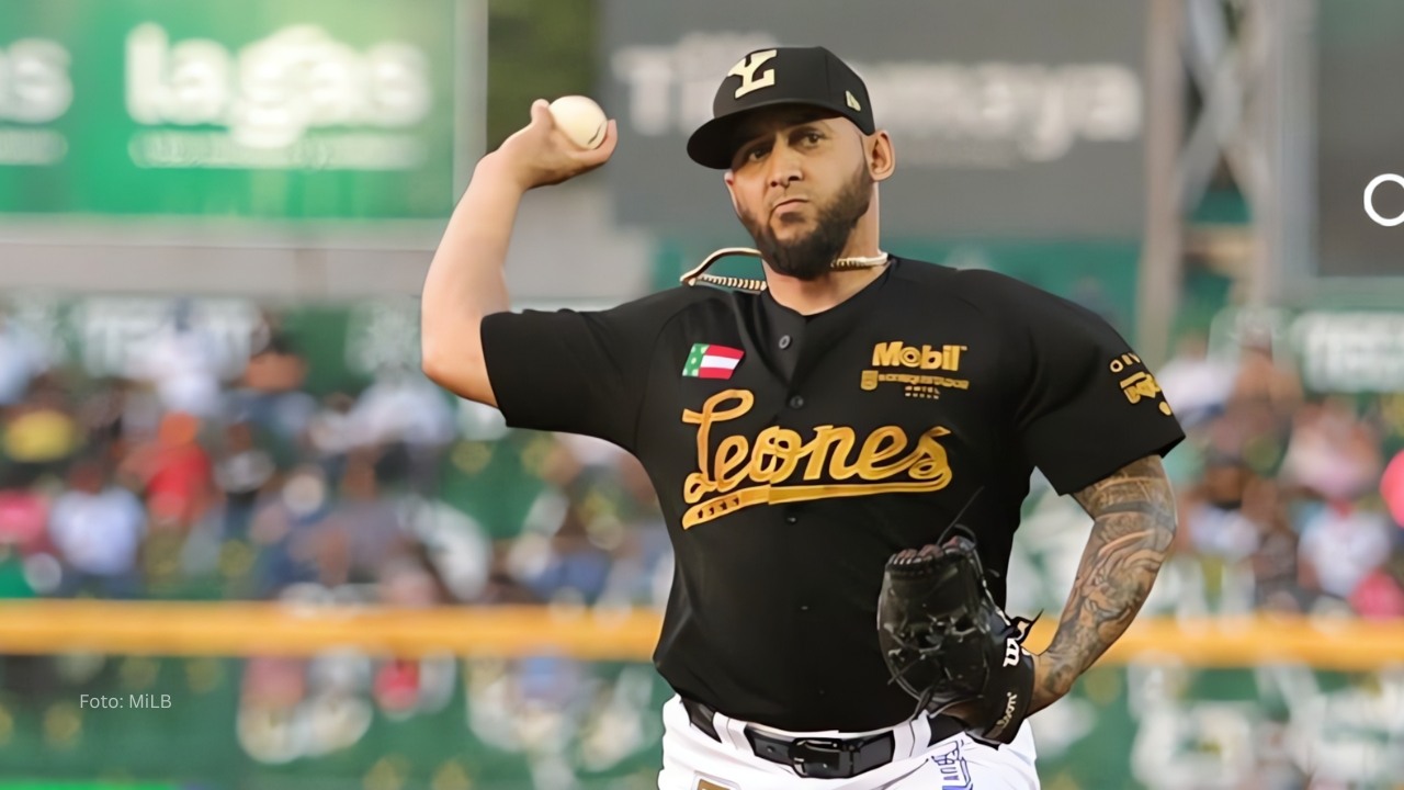 Yoanner Negrín lanzando con Leones de Yucatán