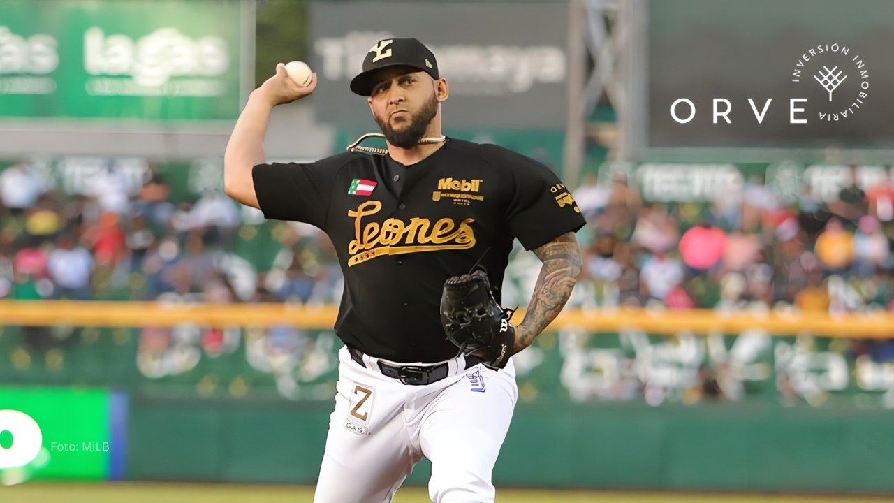 Yoanner Negrín lanzando con Leones de Yucatán