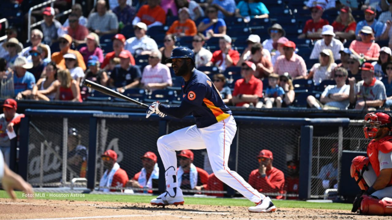 Yordan Alvarez bateando con Houston Astros